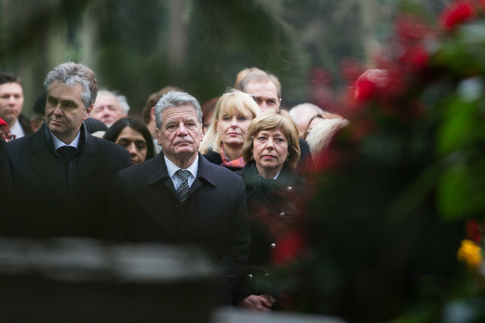 Bundespräsident Joachim Gauck nimmt auf dem Waldfriedhof in Stuttgart an der Gedenkfeier zum 50. Todestag von Theodor Heuss teil
