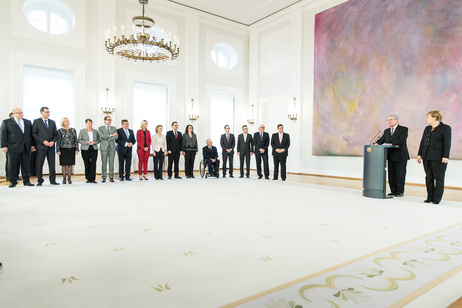 Bundespräsident Joachim Gauck händigt den Bundesministerinnen und Bundesministern in Schloss Bellevue ihre Ernennungsurkunden aus