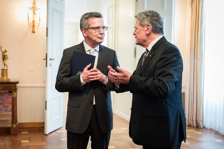 Bundespräsident Joachim Gauck im Gespräch mit Thomas de Maizière, Bundesminister des Innern, nach Aushändigung der Ernennungsurkunde in Schloss Bellevue 