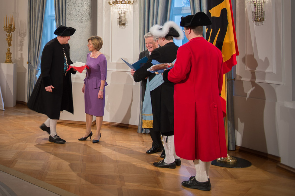 Bundespräsident Joachim Gauck im Gespräch mit Vertretern der Salzwirker-Brüderschaft im Thale zu Halle beim Neujahrsempfang