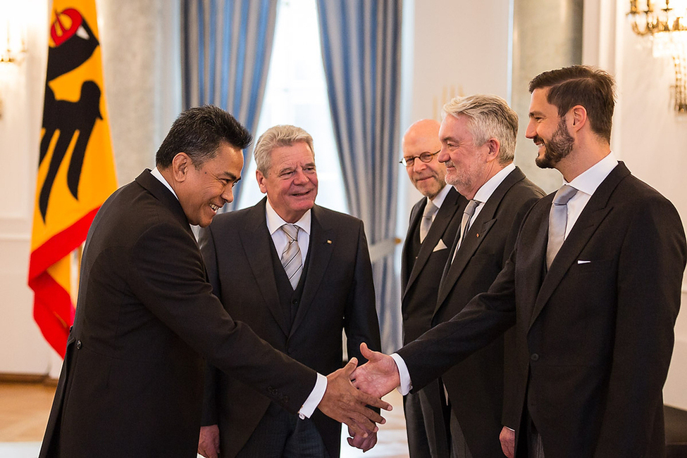 Bundespräsident Joachim Gauck im Gespräch stellt dem Botschafter des Unabhängigen Staates Samoa, Fatumanava Dr. Pa’olelei Luteru, die deutsche Delegation vor