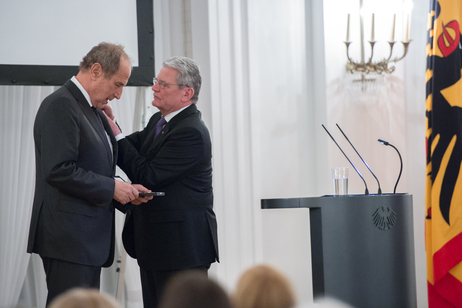 Bundespräsident Joachim Gauck zeichnet Michael Krüger mit dem Verdienstkreuz Erster Klasse des Verdienstordens der Bundesrepublik Deutschland aus