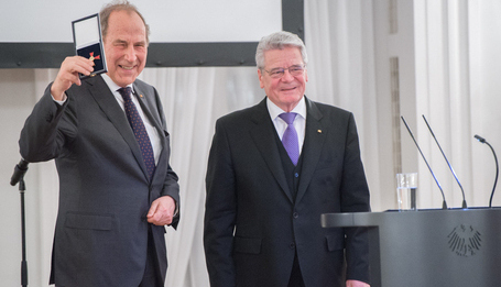 Bundespräsident Joachim Gauck zeichnet Michael Krüger mit dem Verdienstkreuz Erster Klasse des Verdienstordens der Bundesrepublik Deutschland aus