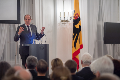 Michael Krüger dankt bei einem literarischen Abend, den Bundespräsident Joachim Gauck ihm zu Ehren gegeben hat, dem Bundespräsidenten und den Gästen in Schloss Bellevue für die Würdigung seiner Person