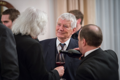 BUndesminister a. D. Otto Schily im Gespräch mit dem Schriftsteller Péter Esterházy bei einem literarischen Abend, den Bundespräsident Joachim Gauck zu Ehren von Michael Krüger gegeben hat