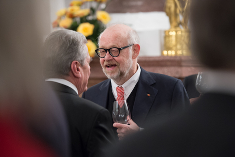 Bundespräsident Joachim Gauck im Gespräch mit Jürgen Flimm, Intendant der Staatsoper im Schiller Theater, bei einem literarischen Abend zu Ehren von Michael Krüger