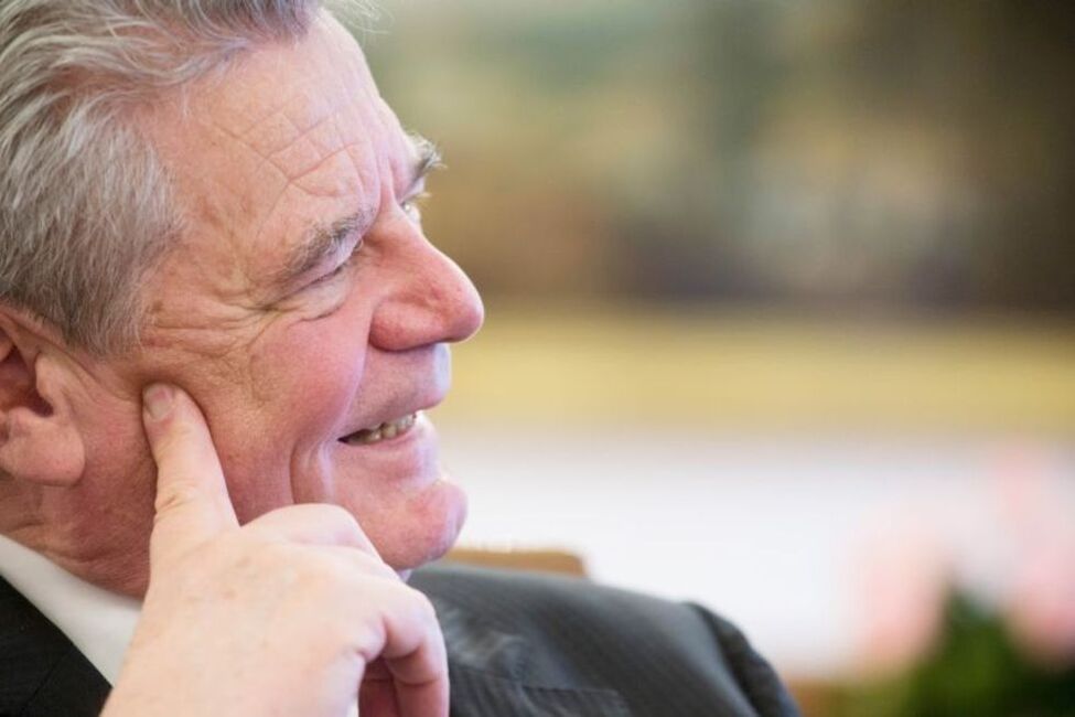 Bundespräsident Joachim Gauck während des Interviews mit der 'Frankfurter Allgemeine Zeitung' in seinem Amtszimmer