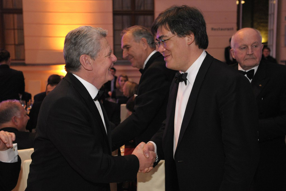 Bundespräsident Joachim Gauck begrüßt den Chefdirigenten der New Yorker Philharmoniker, Alan Gilbert, bei der Verleihung des Transatlantic Partnership Awards der American Chamber of Commerce in Germany  