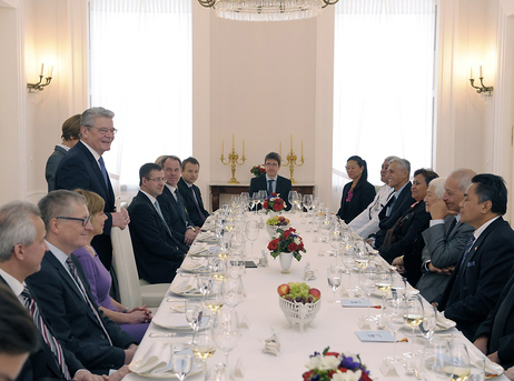 Bundespräsident Joachim Gauck und Daniela Schadt empfangen Ihre Hoheiten des Staatsoberhaupts des Unabhängigen Staates Samoa, Tui Atua Tupua Tamasese Efi und Masiofo Filifilia Tamasese, zum Mittagessen in Schloss Bellevue