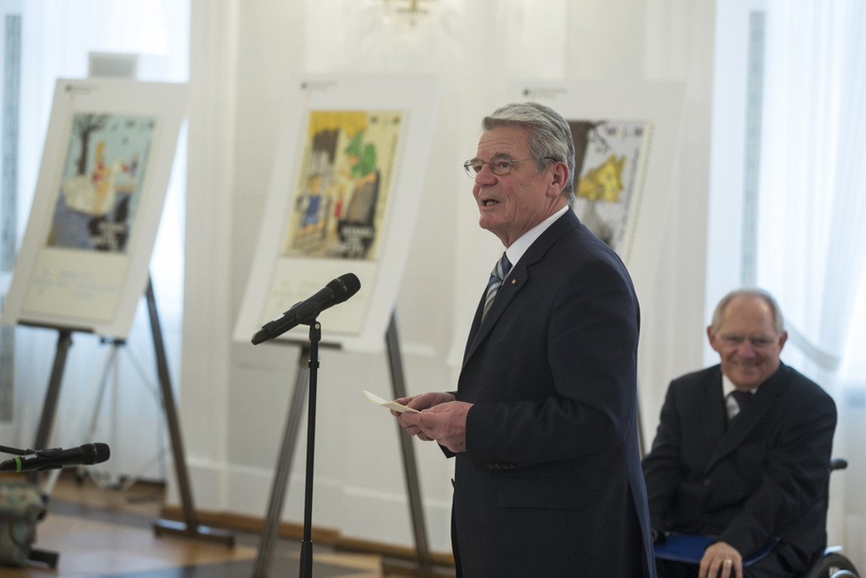Bundespräsident Joachim Gauck hält bei der Übergabe der Wohlfahrtsmarken 2014 eine Rede