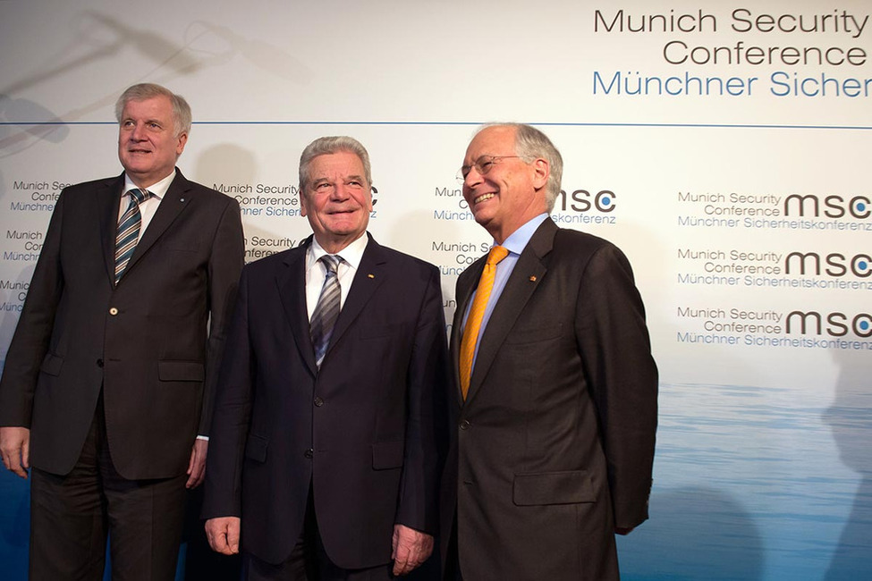 Bundespräsident Joachim Gauck wird auf der 50. Münchner Sicherheitskonferenz von Horst Seehofer, Bayerischer Ministerpräsident, und Wolfgang Ischinger, Vorsitzender der Münchner Sicherheitskonferenz, begrüßt