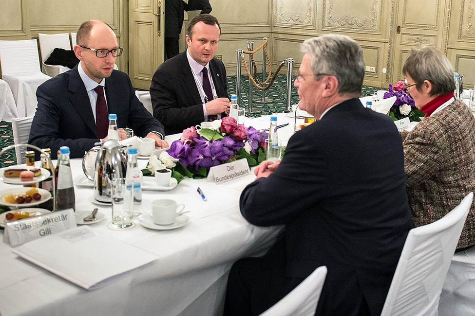 Bundespräsident Joachim Gauck im Gespräch mit dem ukrainischen Oppositionsführer Arseni Jazenjuk von der Vaterlandspartei 