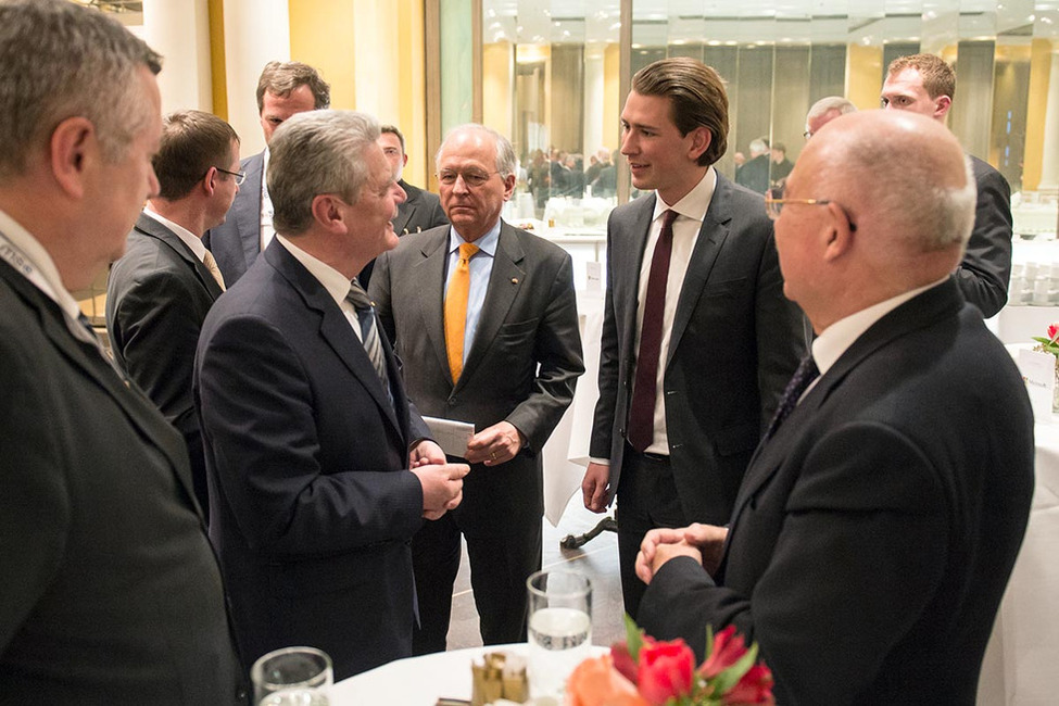 Bundespräsident Joachim Gauck im Gespräch mit dem Außenminister Österreichs, Sebastian Kurz
