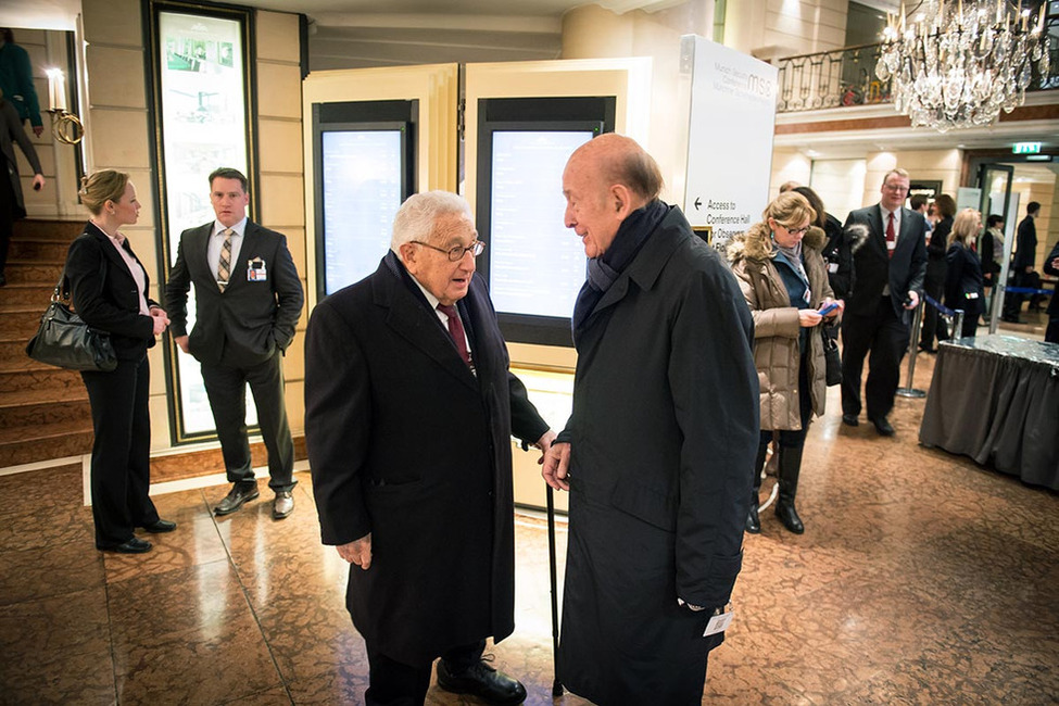 Der ehemalige US-Außenminister Henry Kissinger und der ehemalige französische Präsident Valéry Giscard d`Estaing treffen zufällig im Foyer aufeinander