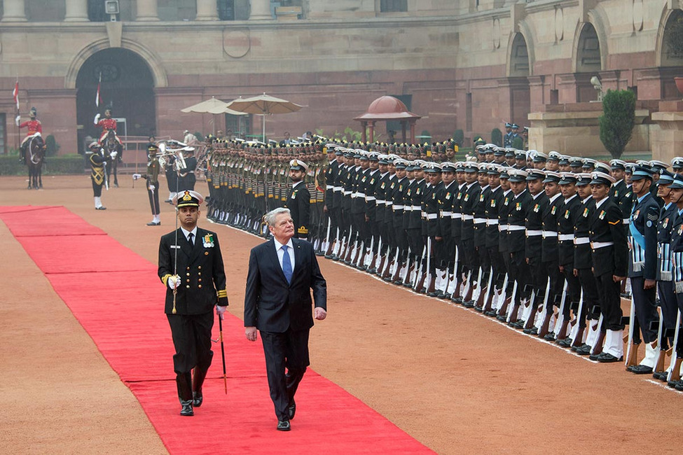 Bundespräsident Joachim Gauck wird von dem Präsidenten der Republik Indien, Pranab Mukherjee, mit militärischen Ehren begrüßt