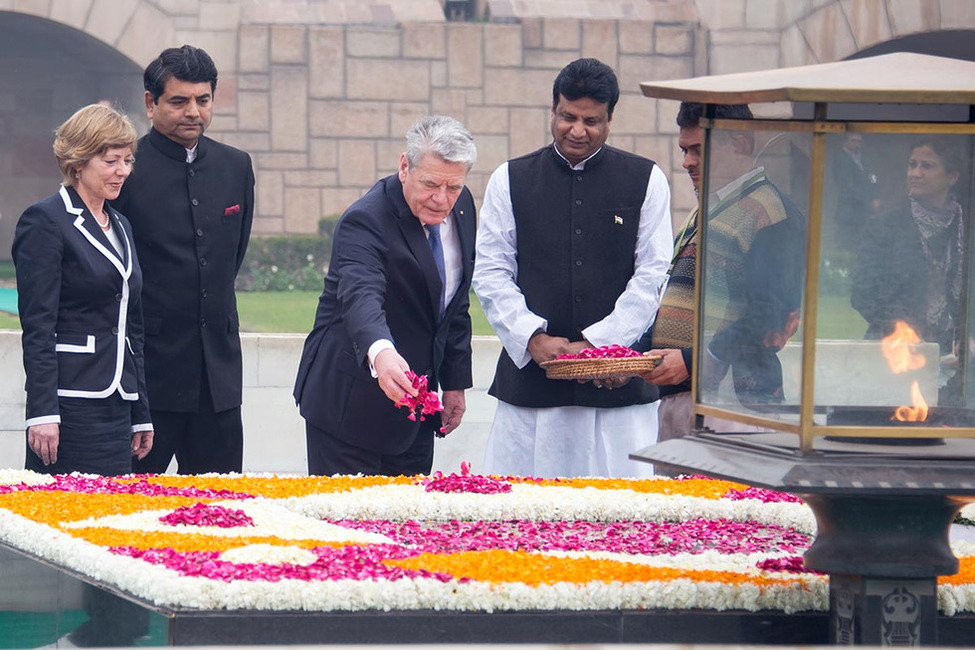 Bundespräsident Joachim Gauck und Daniela Schadt streuen Blütenblätter am Denkmal für Mahatma Gandhi (Rajghat) 