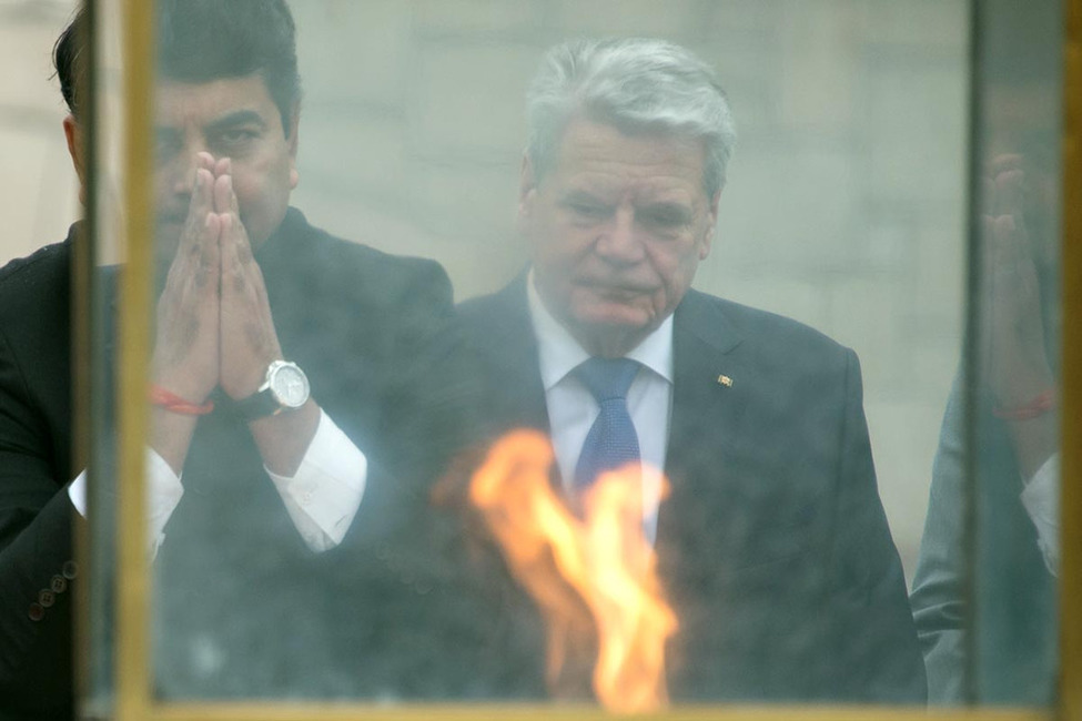 Bundespräsident Joachim Gauck am Denkmal für Mahatma Gandhi (Rajghat) 