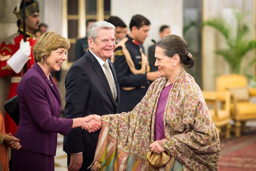 Bundespräsident Joachim Gauck und Daniela Schadt begrüßen die Vorsitzende der Kongresspartei und Regierungskoalition 'United Progressive Alliance', Sonia Gandhi