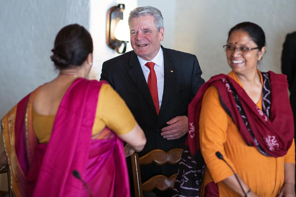 Bundespräsident Joachim Gauck begrüßt die Direktorin des CSR (Centre for Social Research), Ranjana Kumari (l), und Generalsekretärin SEWA (Self Employed Women's Association), Jyoti Macwan (r)