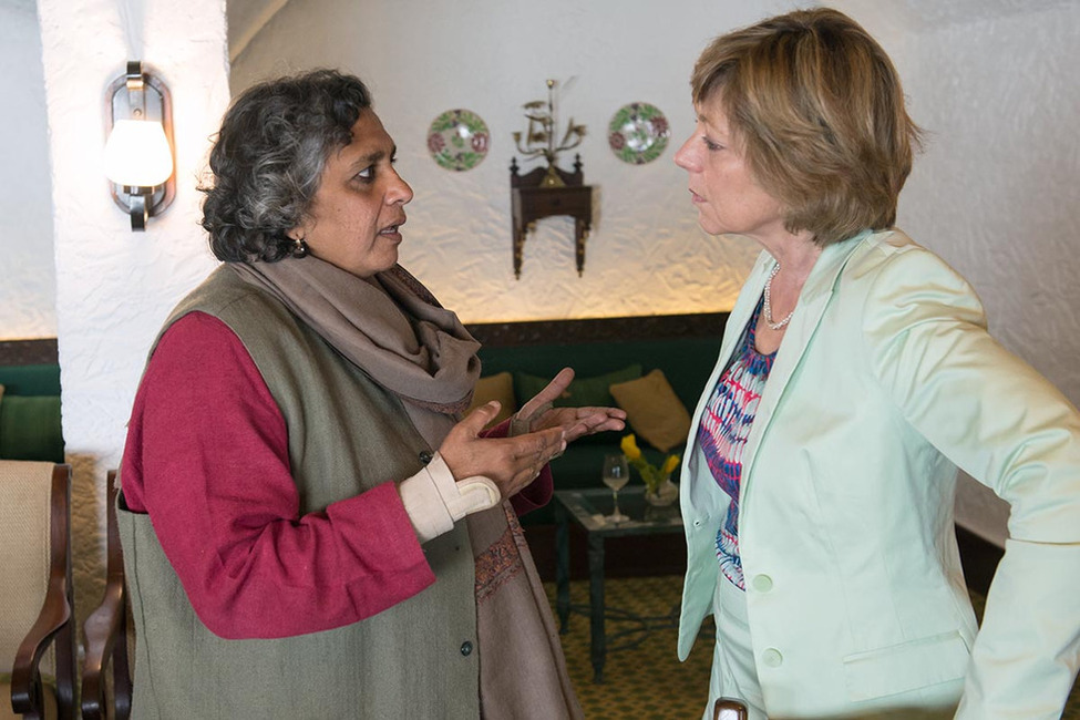 Daniela Schadt im Gespräch mit der Gründerin und Geschäftsführerin von The Naz Foundation (India) Trust, einer NGO im Kampf gegen die HIV- /AIDS-Epidemie in Indien, Anjali Gopolan