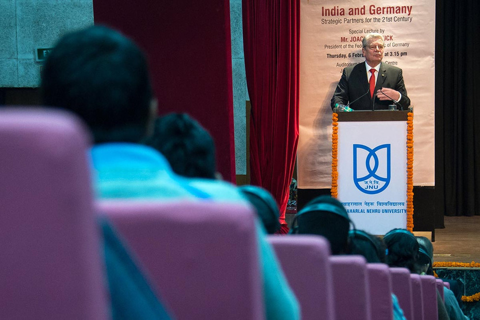 Bundespräsident Joachim Gauck hält eine Rede an der Universität Jawaharlal-Nehru in Neu-Delhi