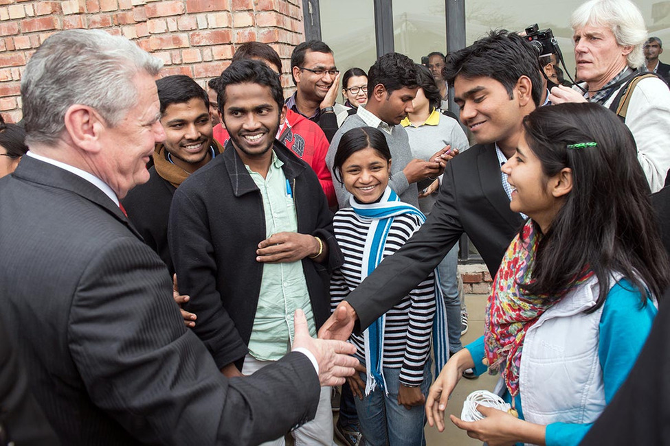 Bundespräsident Joachim Gauck begrüßt Studenten der Universität Jawaharlal-Nehru in Neu-Delhi