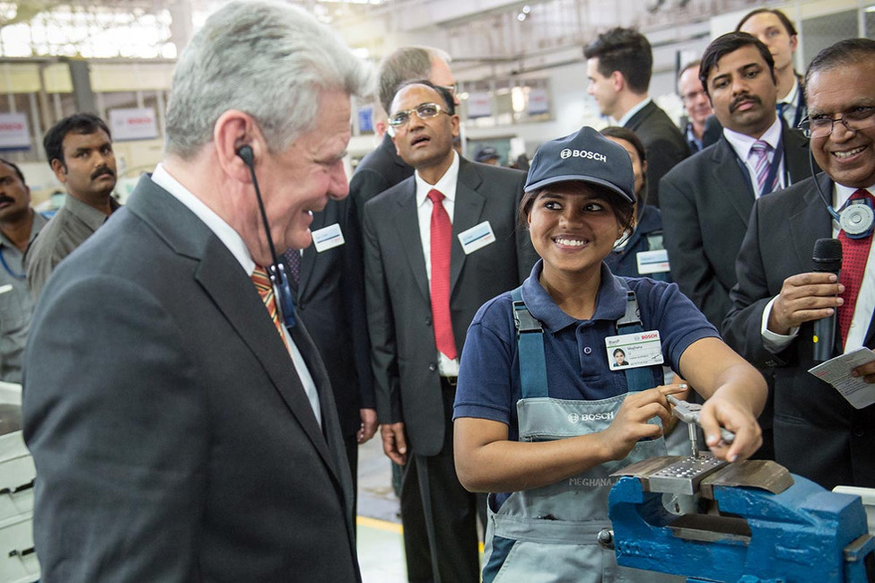 Bundespräsident Joachim Gauck bei einem Rundgang durch die Werkstätten der Firma Bosch India