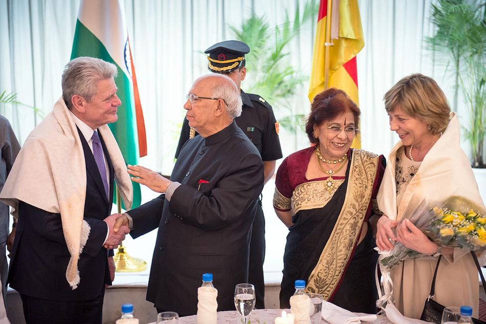 Bundespräsident Joachim Gauck und Daniela Schadt im Gespräch mit dem Gouverneur des Unionsstaates Karnataka anlässlich eines offiziellen Abendessens