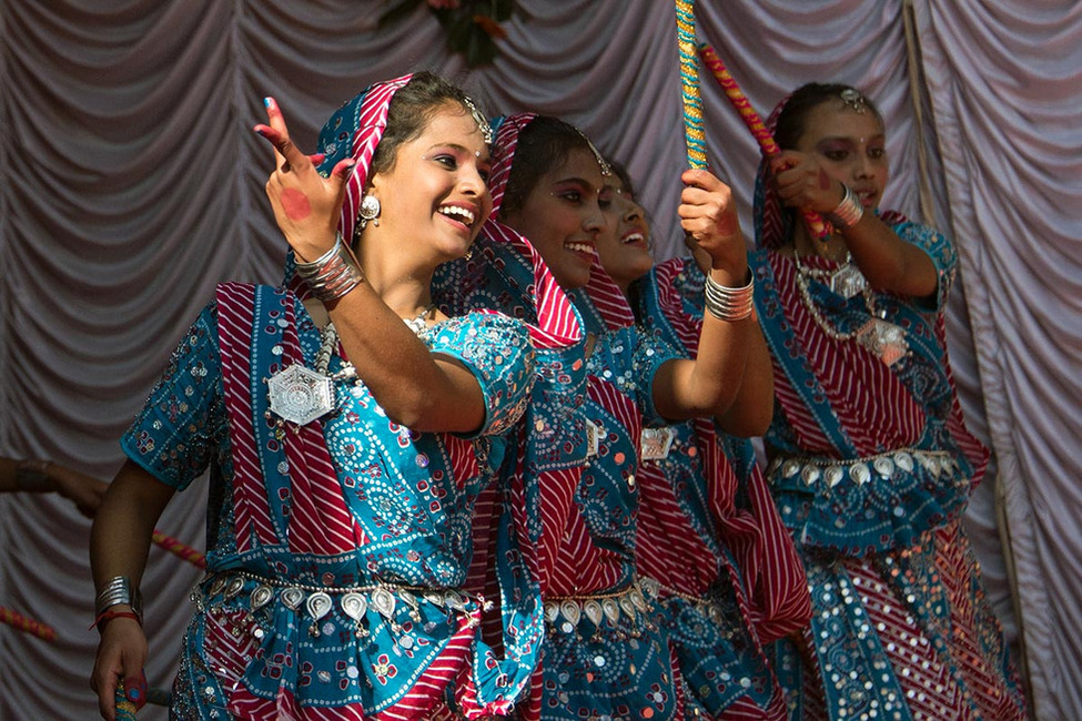 Tanzaufführung während des Besuchs der Kendriya Vidyalaya Schule  