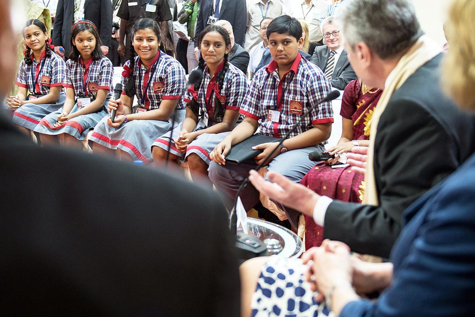 Bundespräsident Joachim Gauck im Gespräch mit deutschlernenden Schülerinnen und Schülern 