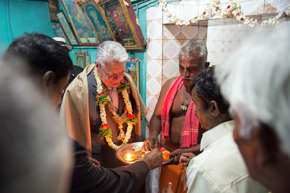 Bundespräsident Joachim Gauck besucht im Ort Muddapur den lokalen Tempel