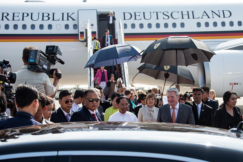 Bundespräsident Joachim Gauck und Daniela Schadt bei der Ankunft am Flughafen Rangun 