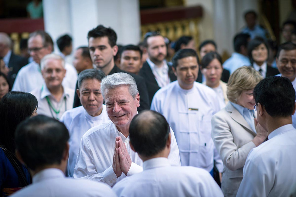 Bundespräsident Joachim Gauck und Daniela Schadt begrüßen Mitglieder des Verwaltungsrats der Shwedagon Pagode, Wahrzeichen von Rangun 