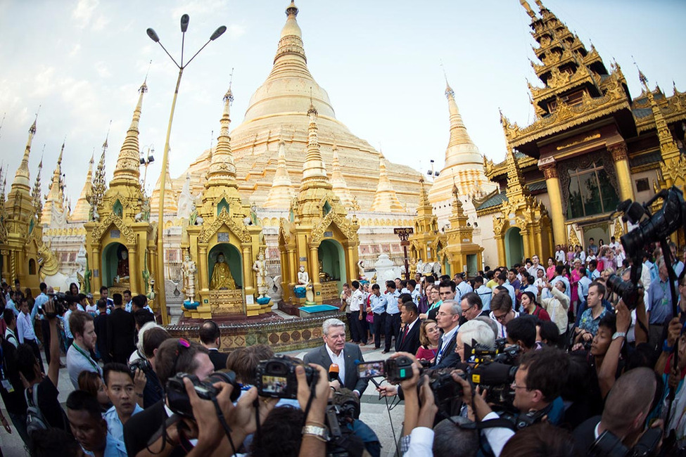 Bundespräsident Joachim Gauck bei einer Begegnung mit der Presse vor der Hauptstupa der Shwedagon Pagode