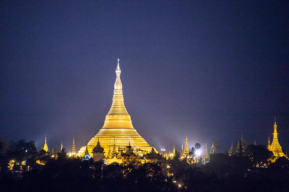 Wahrzeichen von Rangun in der Nacht, die Shwedagon Pagode 