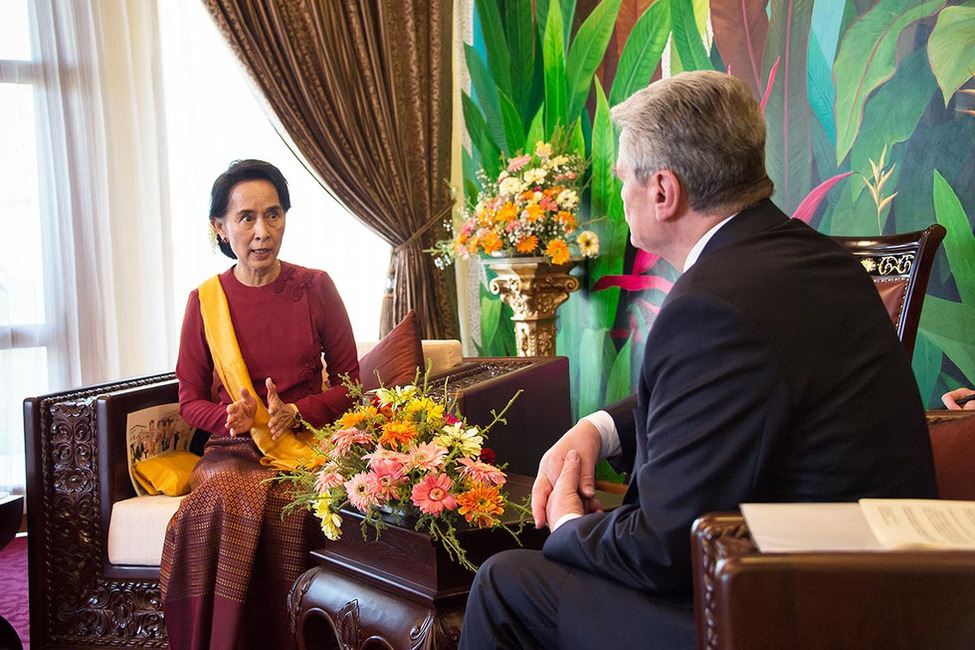 Bundespräsident Joachim Gauck im Gespräch mit der Oppositionsführerin Aung Sang Suu Kyi