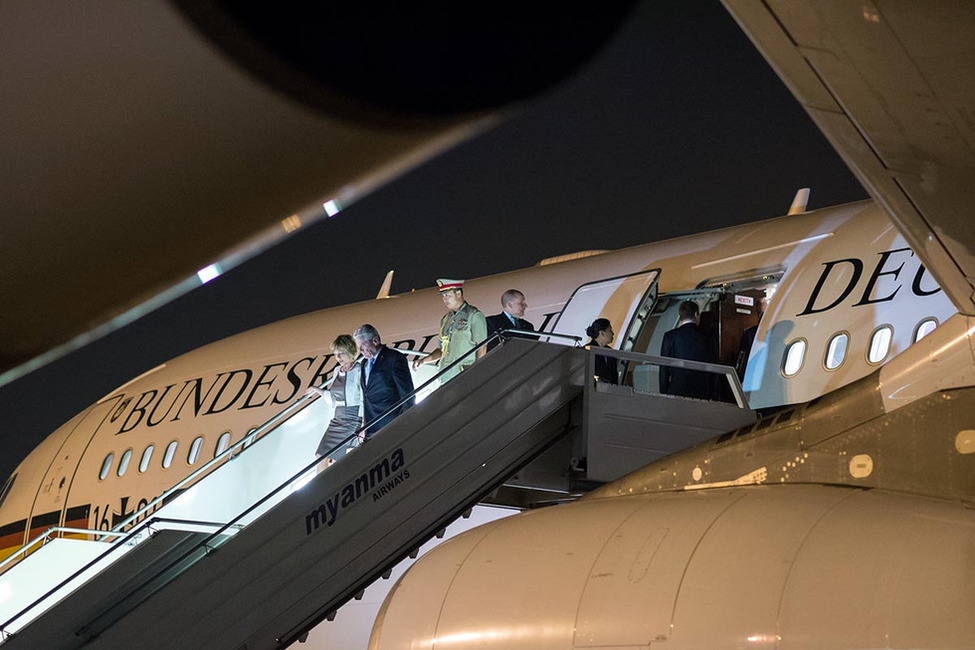 Bundespräsident Joachim Gauck und Daniela Schadt bei der Ankunft am Flughafen Rangun 