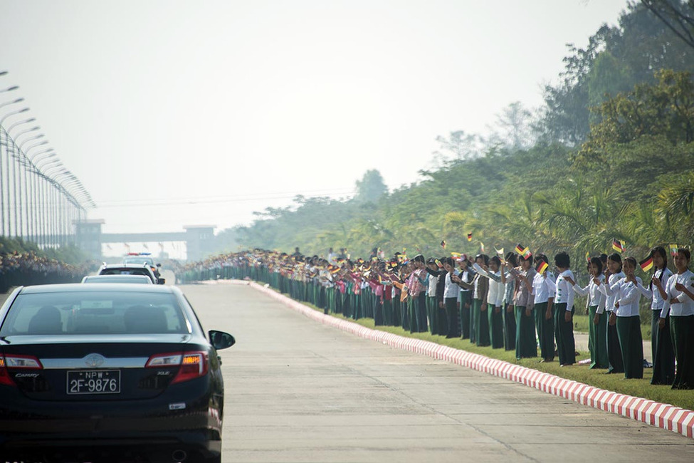 Bundespräsident Joachim Gauck und Daniela Schadt auf dem Weg zum Präsidentenpalast in Naypyidaw