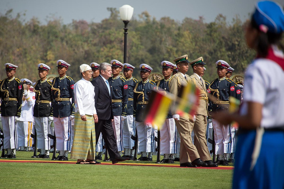 Bundespräsident Joachim Gauck wird von dem Präsidenten der Republik der Union Myanmar, Thein Sein, mit militärischen Ehren begrüßt