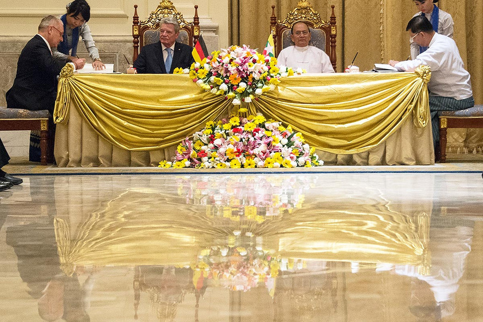 Bundespräsident Joachim Gauck bei der Unterzeichnung des Abkommens über die Reduzierung und Umschuldung der Auslandsschuld der Republik der Union Myanmar