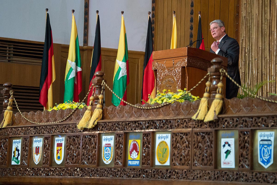 Bundespräsident Joachim Gauck hält eine Rede vor Studenten der Universität Rangun