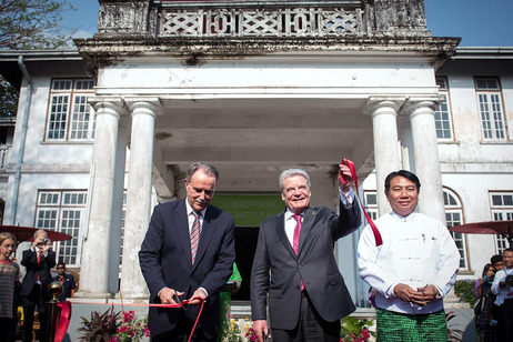 Bundespräsident Joachim Gauck eröffnet mit dem Unionsminister für Kultur, Aye Myint Kyu (r.) und dem Präsidenten des Goethe-Instituts, Klaus-Dieter Lehmann (l.) das Goethe-Institut Rangun