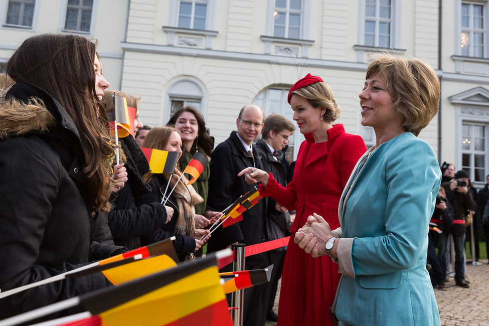 Bundespräsident Joachim Gauck begrüßt gemeinsam mit Ihren Majestäten König Philippe und Königin Mathilde der Belgier Schüler der Berliner Gustav-Heinemann-Oberschule