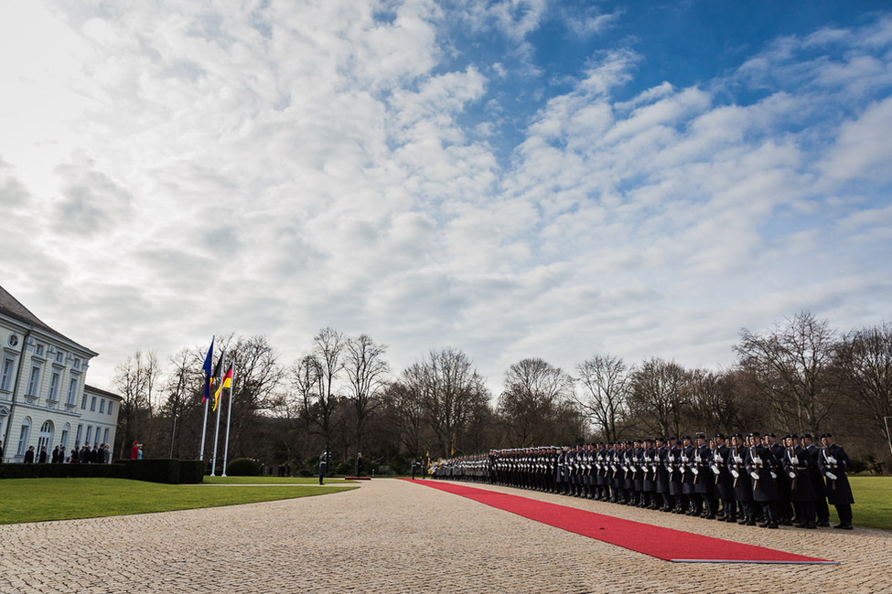 Bundespräsident Joachim Gauck empfängt Ihre Majestäten König Philippe und Königin Mathilde der Belgier mit militärischen Ehren
