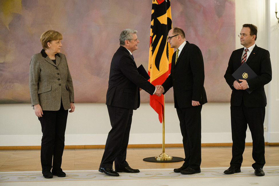 Übergabe der Urkunde im Großen Saal von Schloss Bellevue