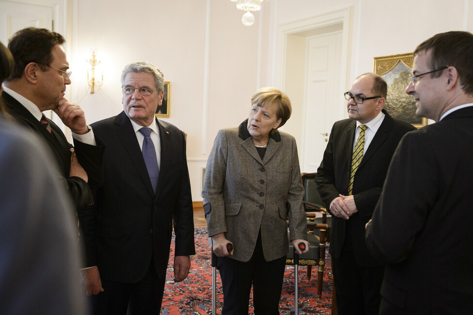 Bundespräsident Joachim Gauck im Gespräch mit Hans-Peter Friedrich, Bundeskanzlerin Angela Merkel und Christian Schmidt vor der Entlassung und Ernennung der Bundesminister