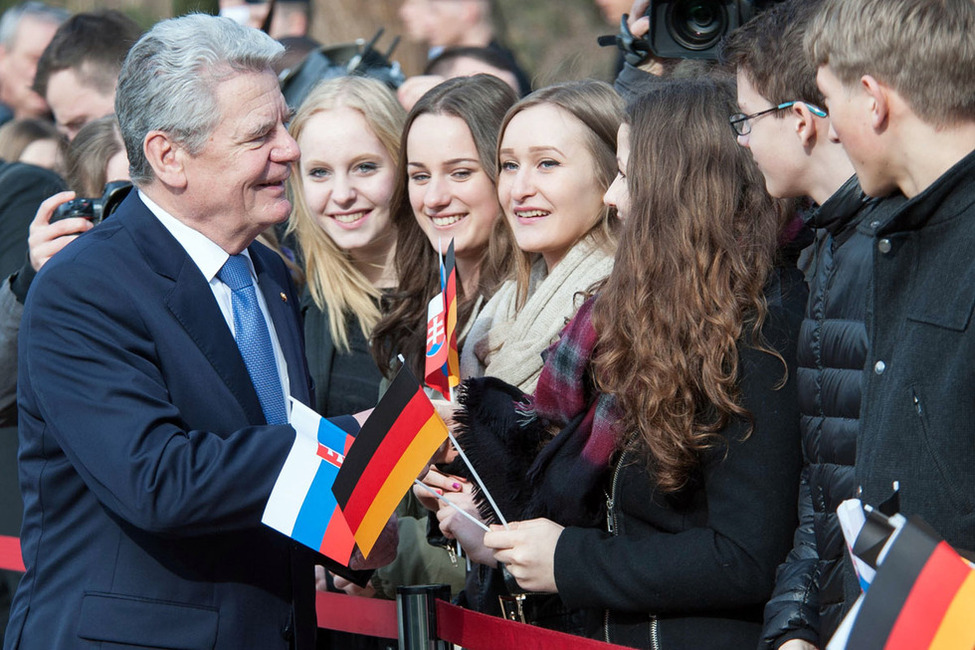 Bundespräsident Joachim Gauck begrüßt Schülerinnen und Schüler der Berliner Dathe-Oberschule