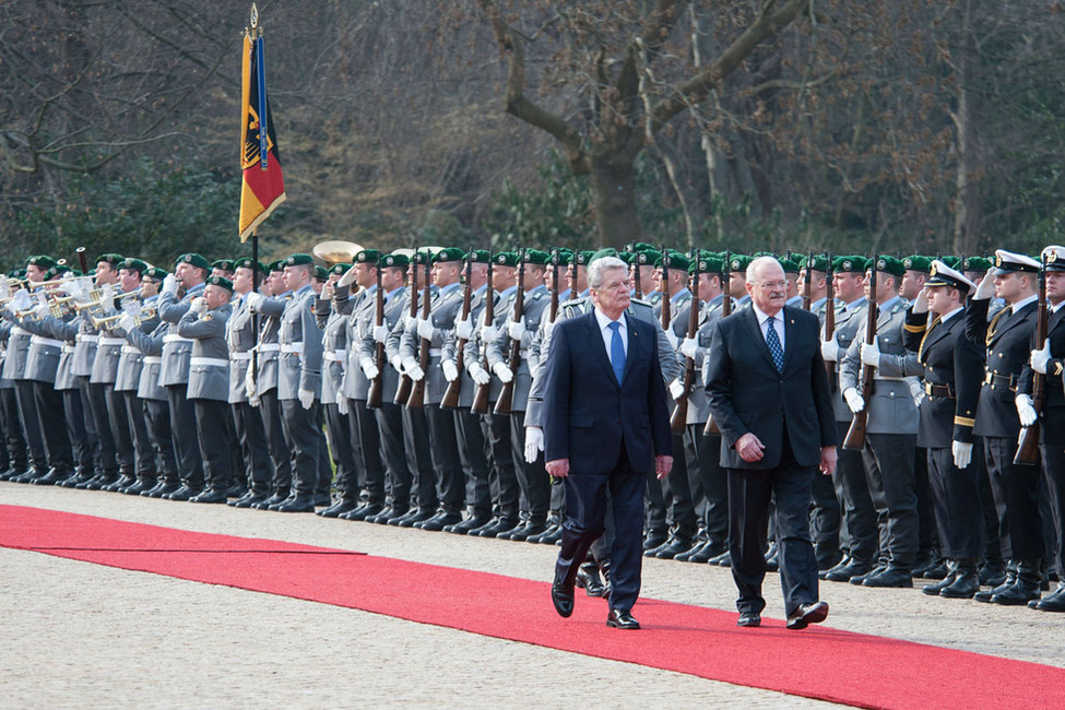 Bundespräsident Joachim Gauck empfängt den Präsidenten der Slowakischen Republik, Dr. Ivan Gašparovič, mit militärischen Ehren