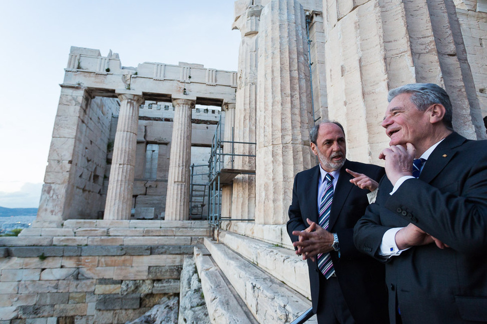 Bundespräsident Joachim Gauck besichtigt die Akropolis in Athen mit dem Leiter der Ephorie für prähistorische und klassische Altertümer, Konstantinos Kissas