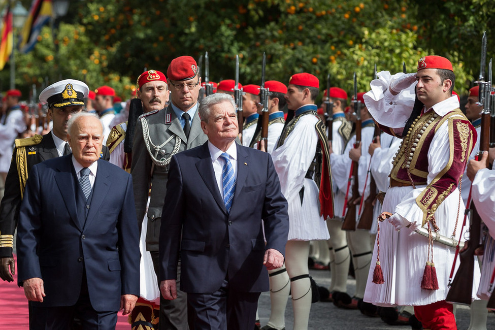 Bundespräsident Joachim Gauck wird von dem Präsidenten der Hellenischen Republik, Karolos Papoulias, mit militärischen Ehren begrüßt